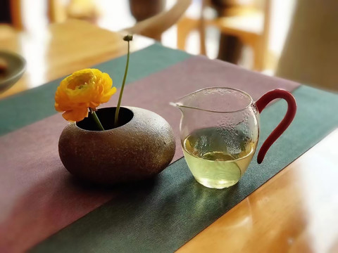 茶香四溢，养生生活：品味茶水的健康魅力
