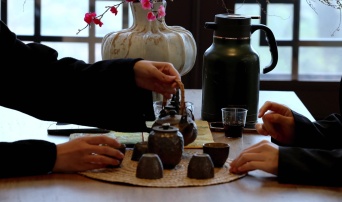 茶香四溢，夏日饮茶益健康