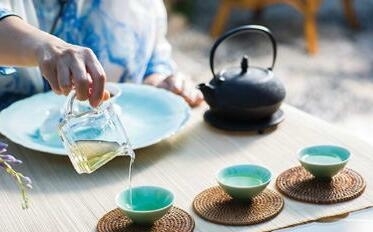 茶香养颜秘籍：女性必备的养生茶饮之道